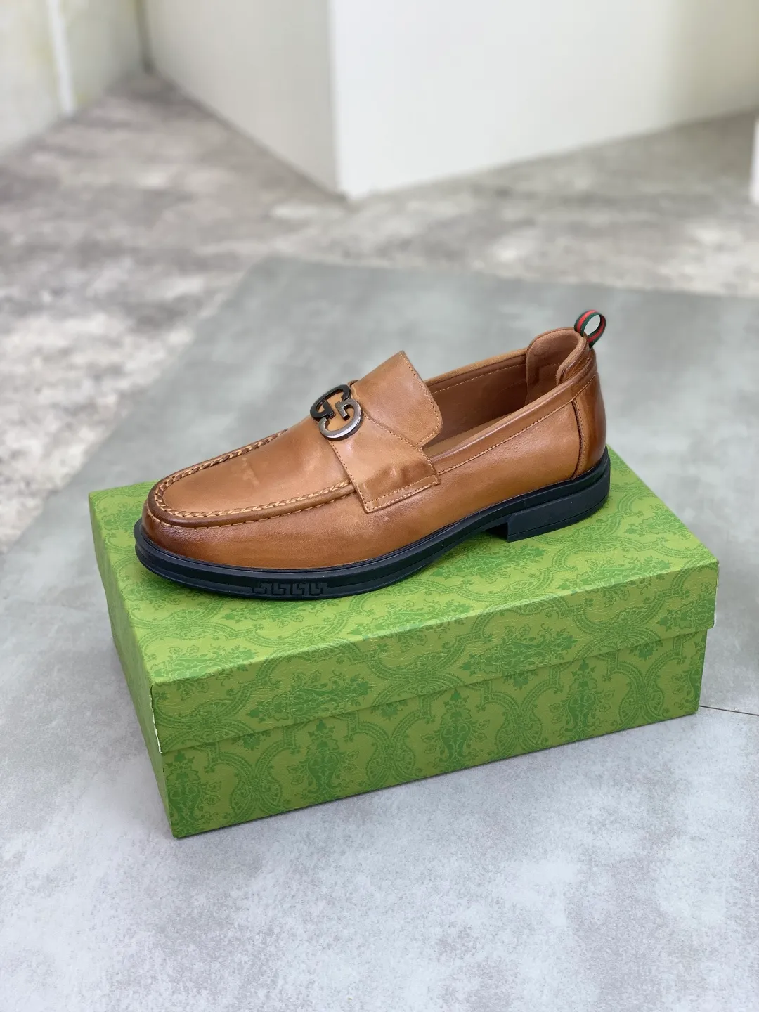 Men's shoes💰P500💰【New model, soft and comfortable Gucci classic business leather shoes hot selection (Gucci) official website latest Gucci business leather shoes, hot style 💥 simple and elegant style, exclusive for trendy men. Unique official website latest brand original double G embossed elements 👑 Gucci original decoration, fashionable and generous, the fabric is original calfskin ✅ Fully imported first-layer pigskin lining, the official website specifies wear-resistant, rubber business outsole, the classic model is taken in kind at the counter 🎬38-44 (customized at 45) black Brown optional